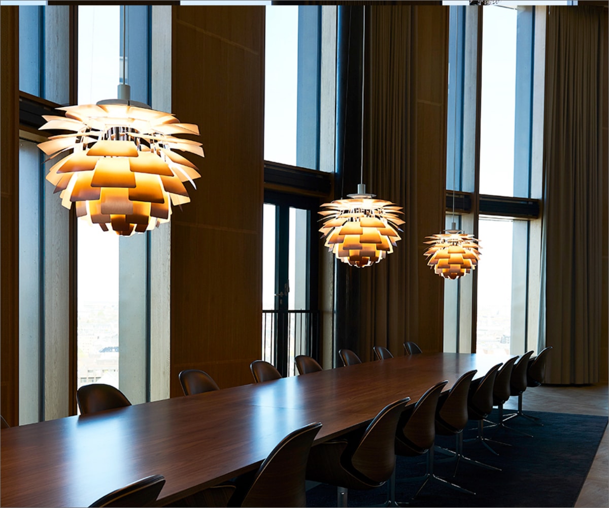 Stemningsbillede af PH lamper i mødelokale i Axel Towers, med Lightplanners specialdesignede konstruktion til ophægning